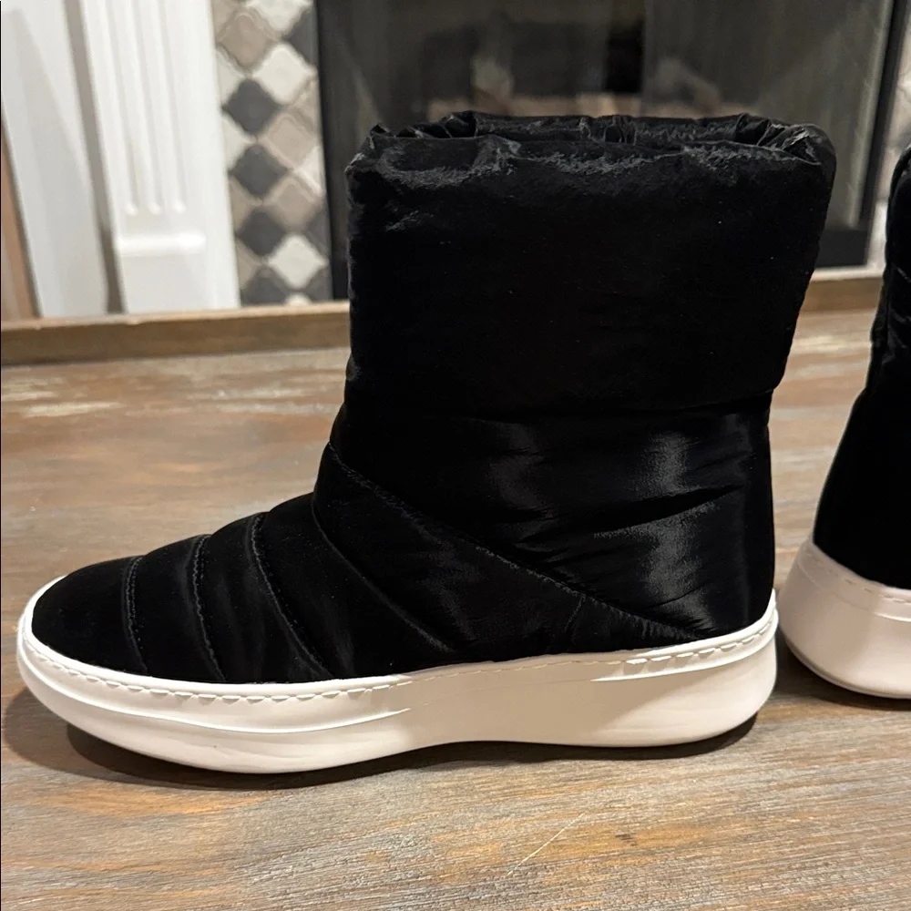 Gentle Souls by Kenneth Cole Rosette Puff Boots 7 NWOB Black Nylon Platform Cozy